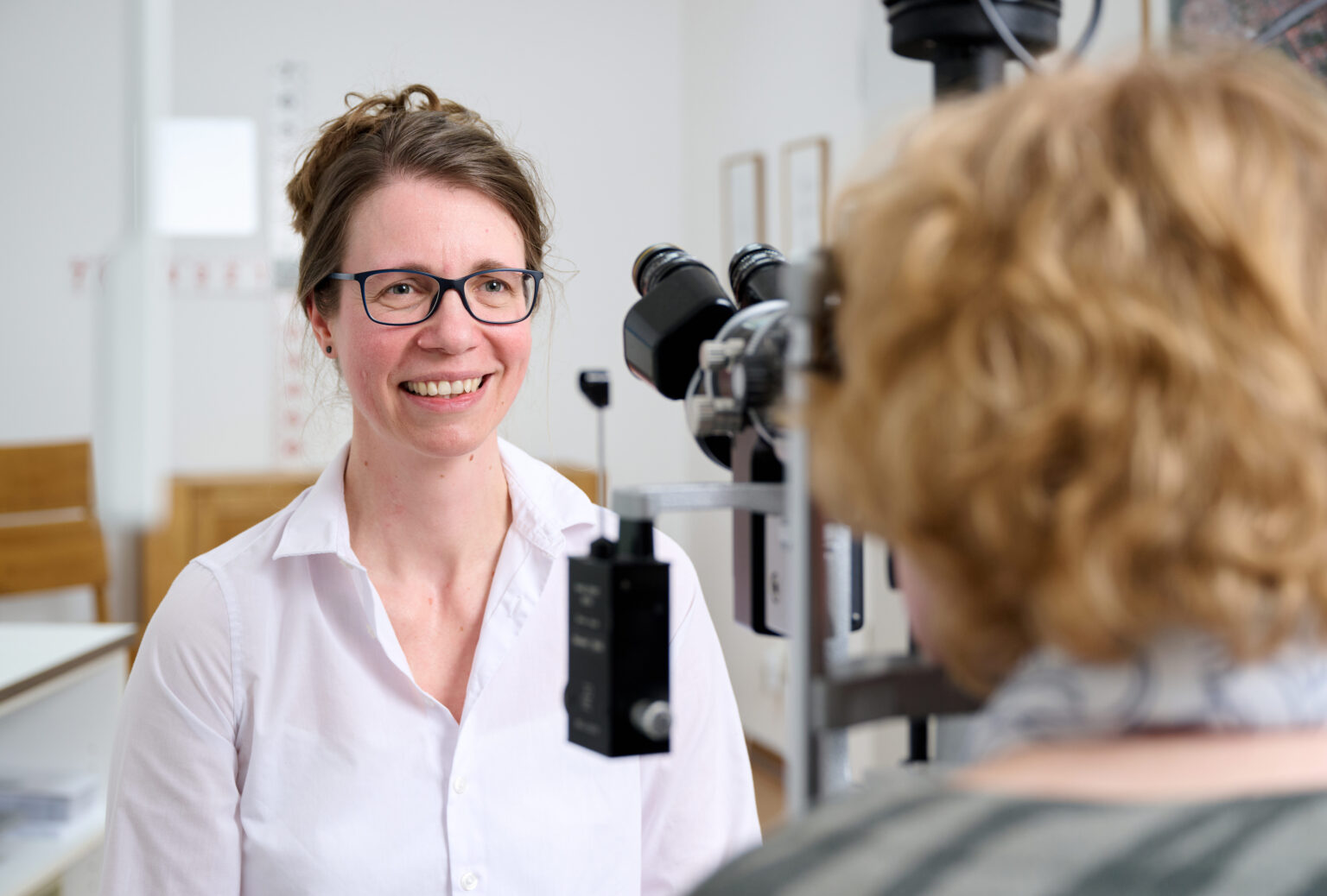 Augenärztin Berit Kasper untersucht eine Patientin.