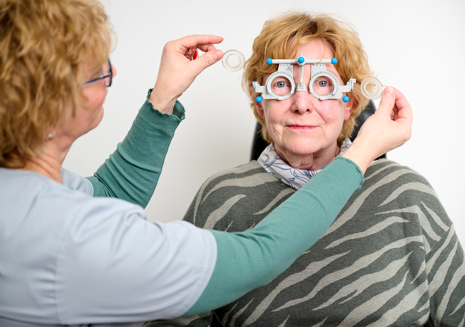 Die Facharzthelferin bei der Patientenuntersuchung.